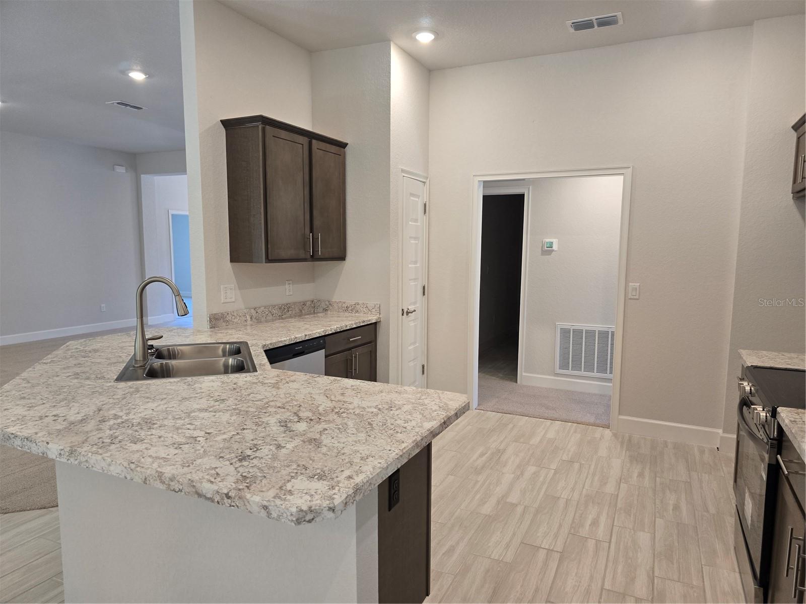 Listing photo id 8 for 17 Asters Court