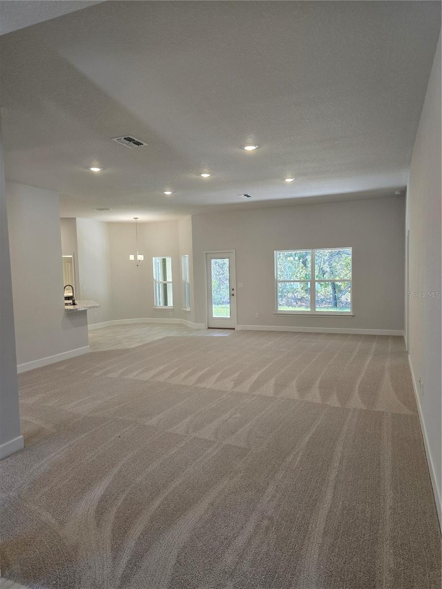 Listing photo id 3 for 17 Asters Court