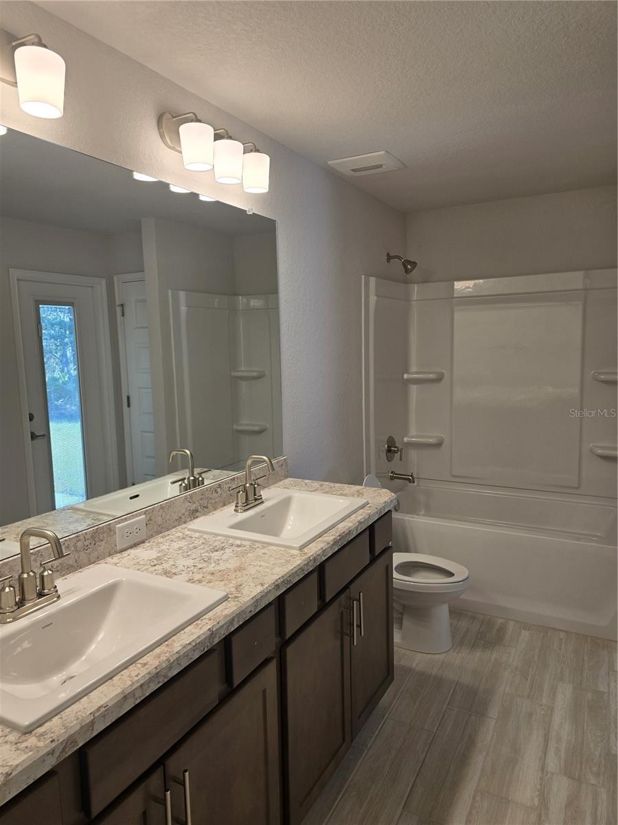 Listing photo id 5 for 17 Asters Court