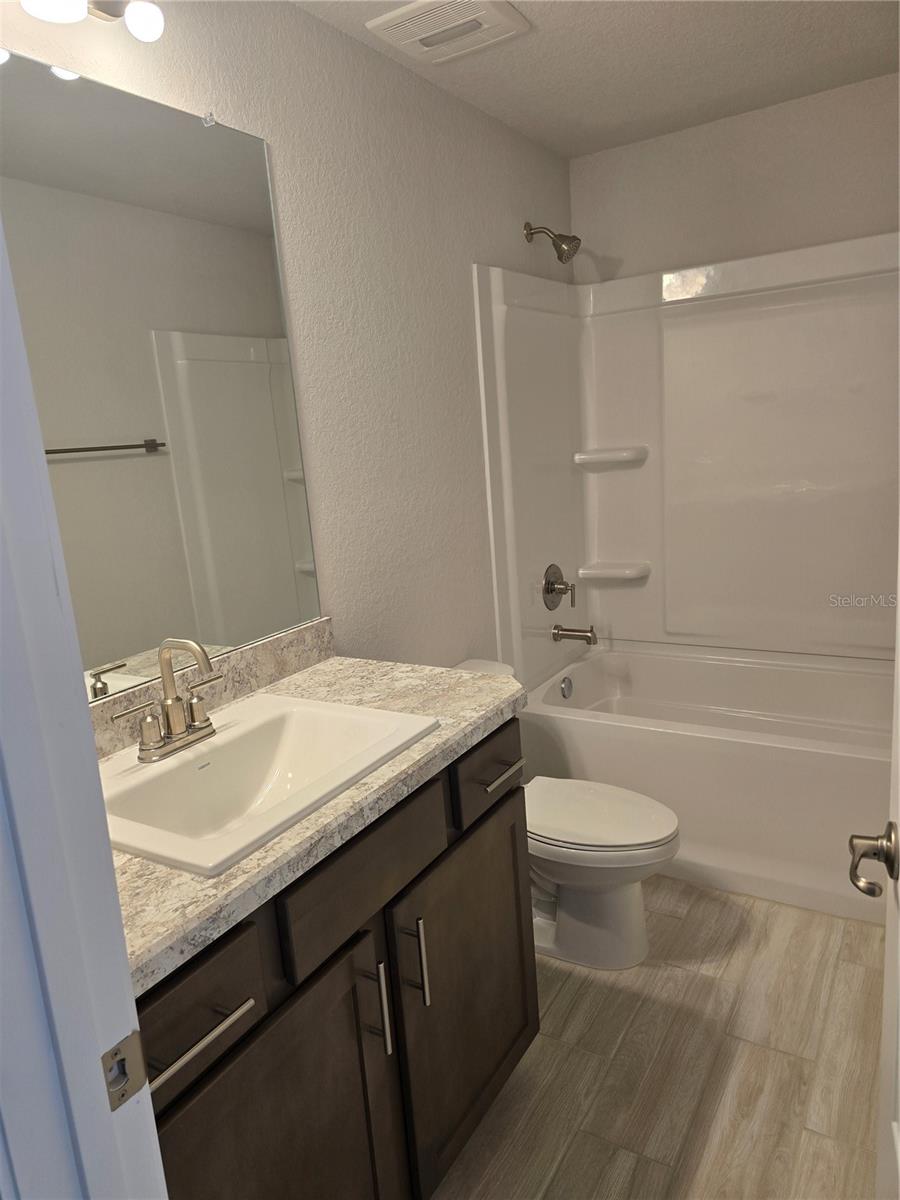 Listing photo id 6 for 17 Asters Court