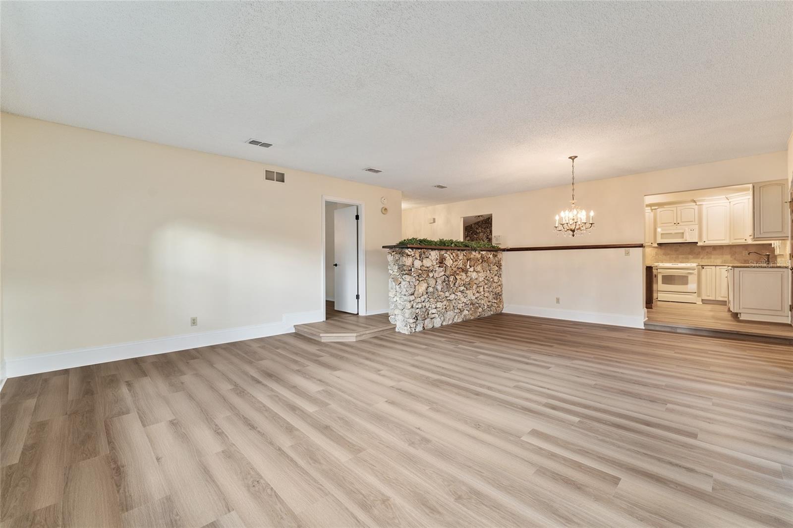 Image 11 of 74 For 290 Queensberry Court