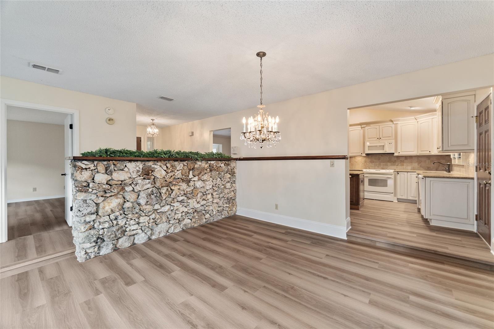 Image 12 of 74 For 290 Queensberry Court