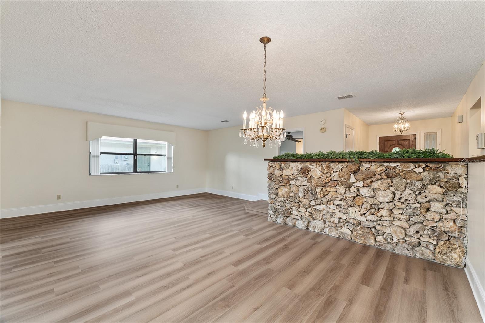 Image 14 of 74 For 290 Queensberry Court