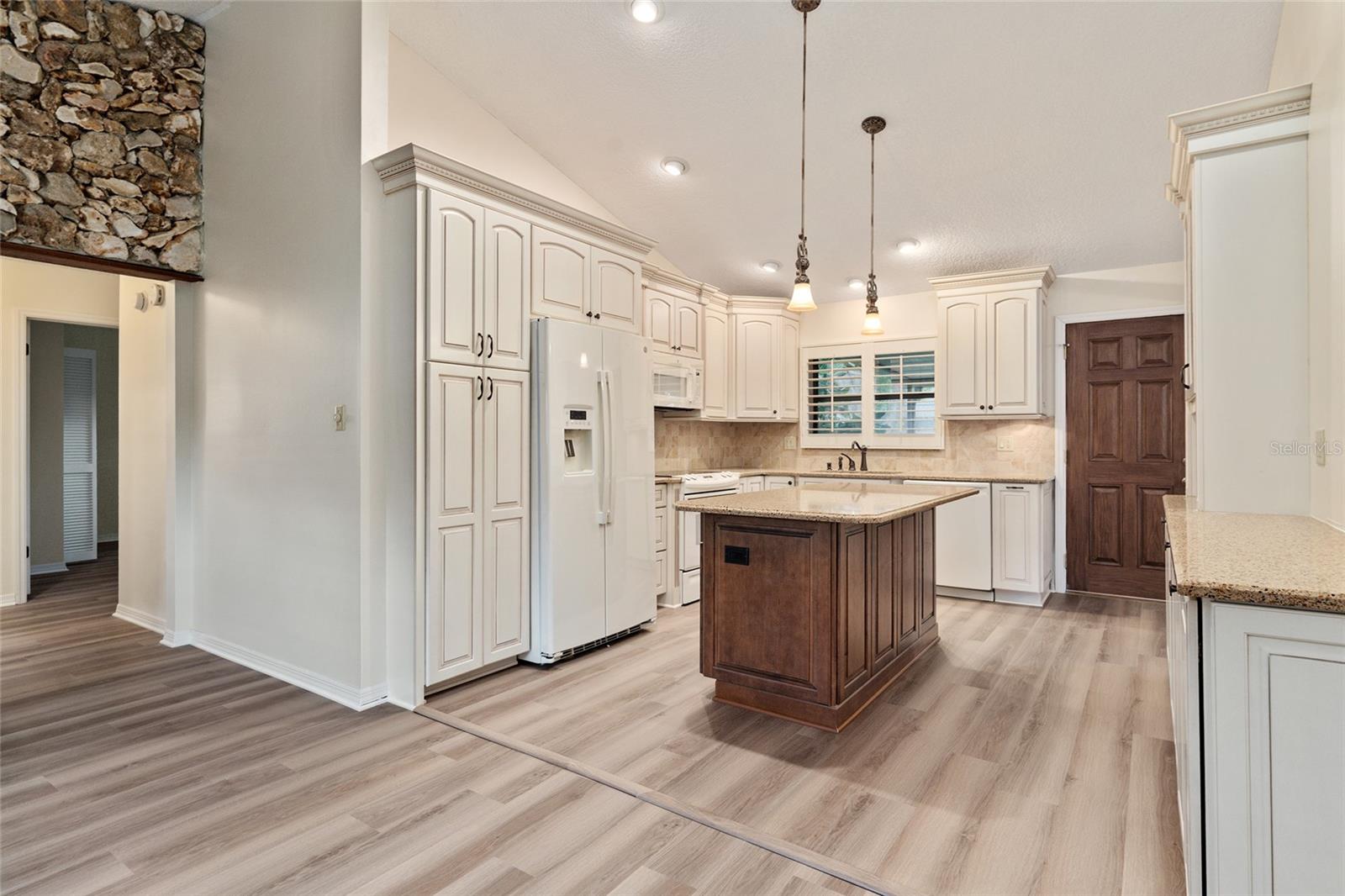 Image 16 of 74 For 290 Queensberry Court