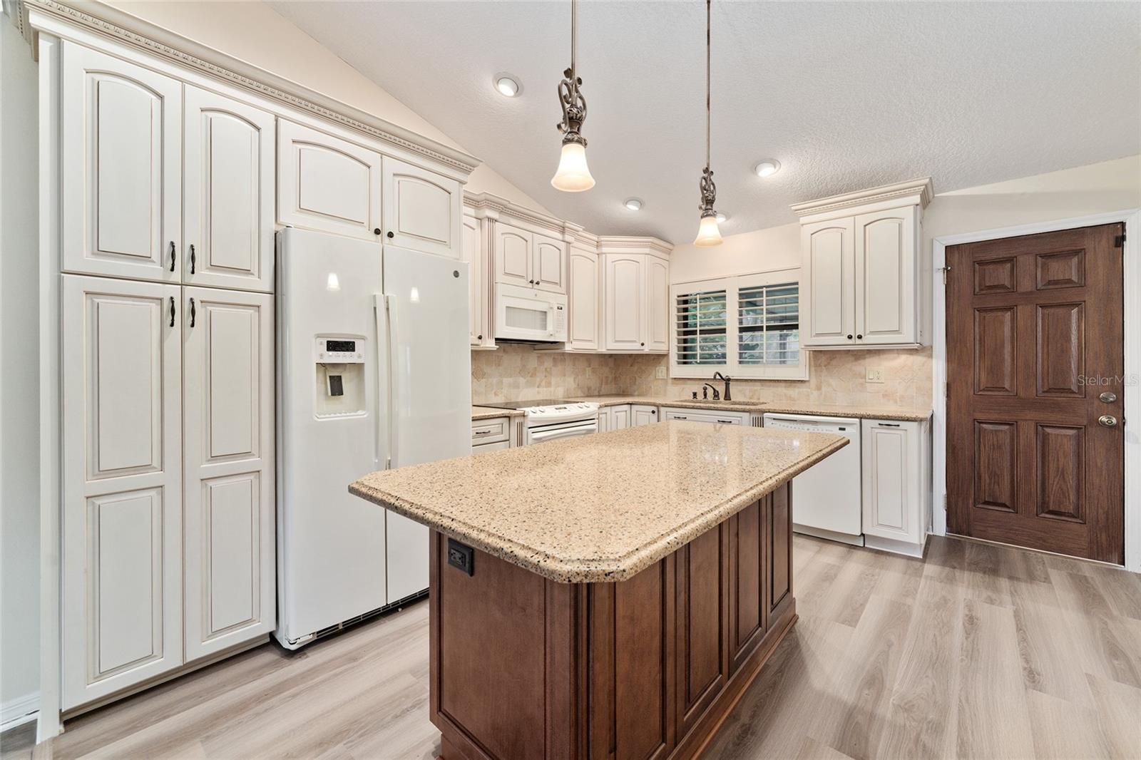 Image 17 of 74 For 290 Queensberry Court