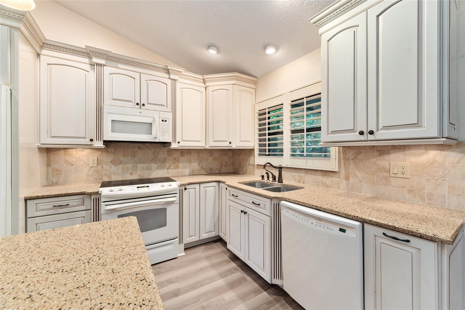 Image 18 of 74 For 290 Queensberry Court