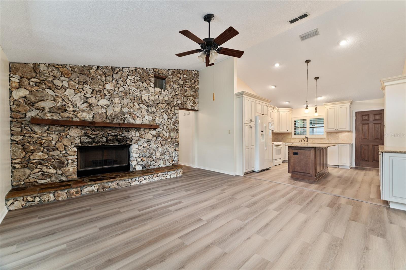 Image 24 of 74 For 290 Queensberry Court