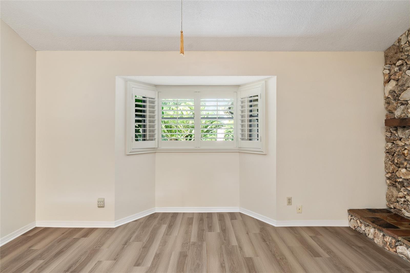 Image 27 of 74 For 290 Queensberry Court