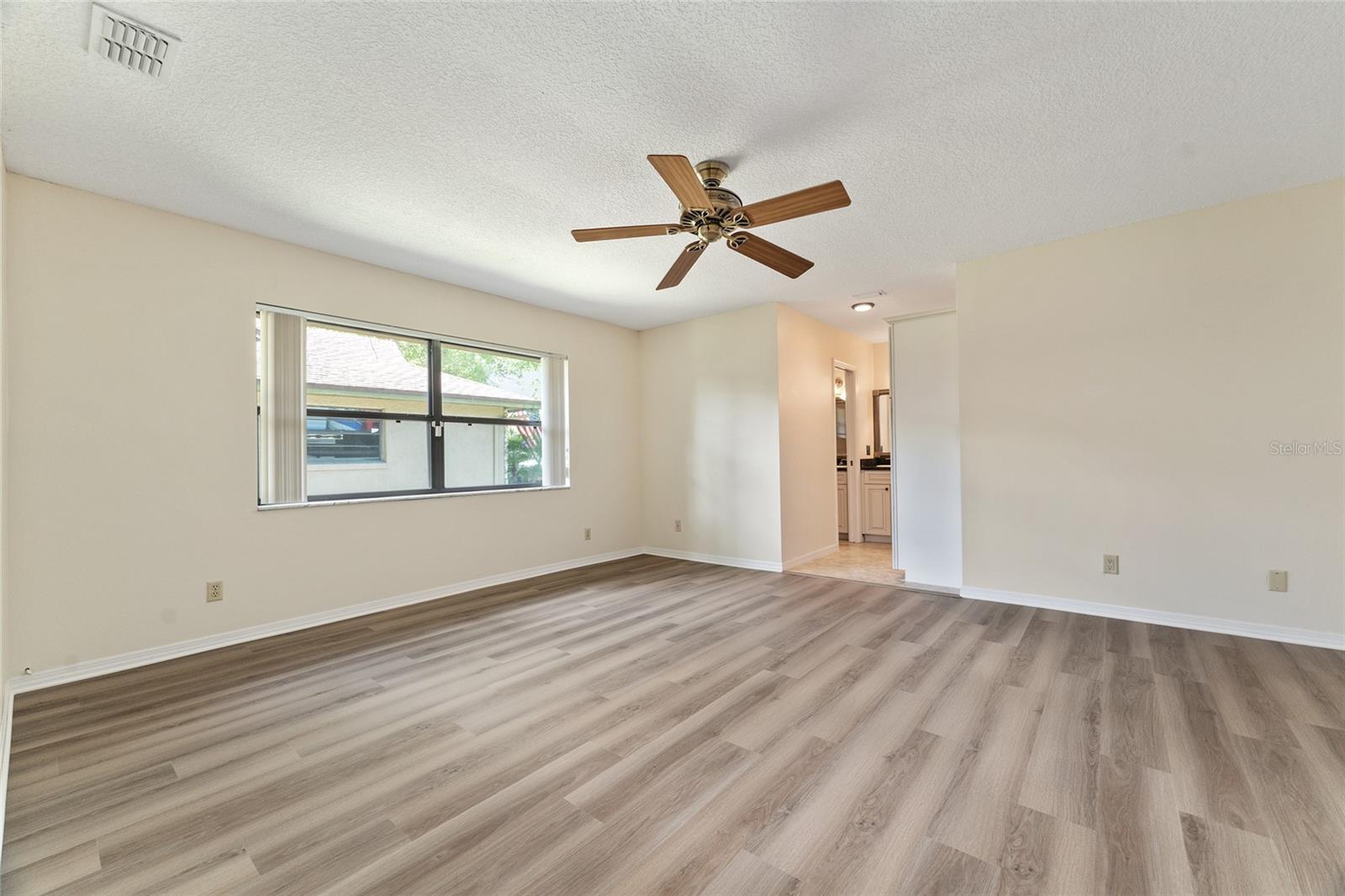 Image 29 of 74 For 290 Queensberry Court