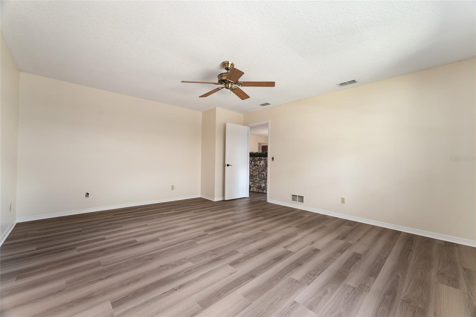 Image 31 of 74 For 290 Queensberry Court