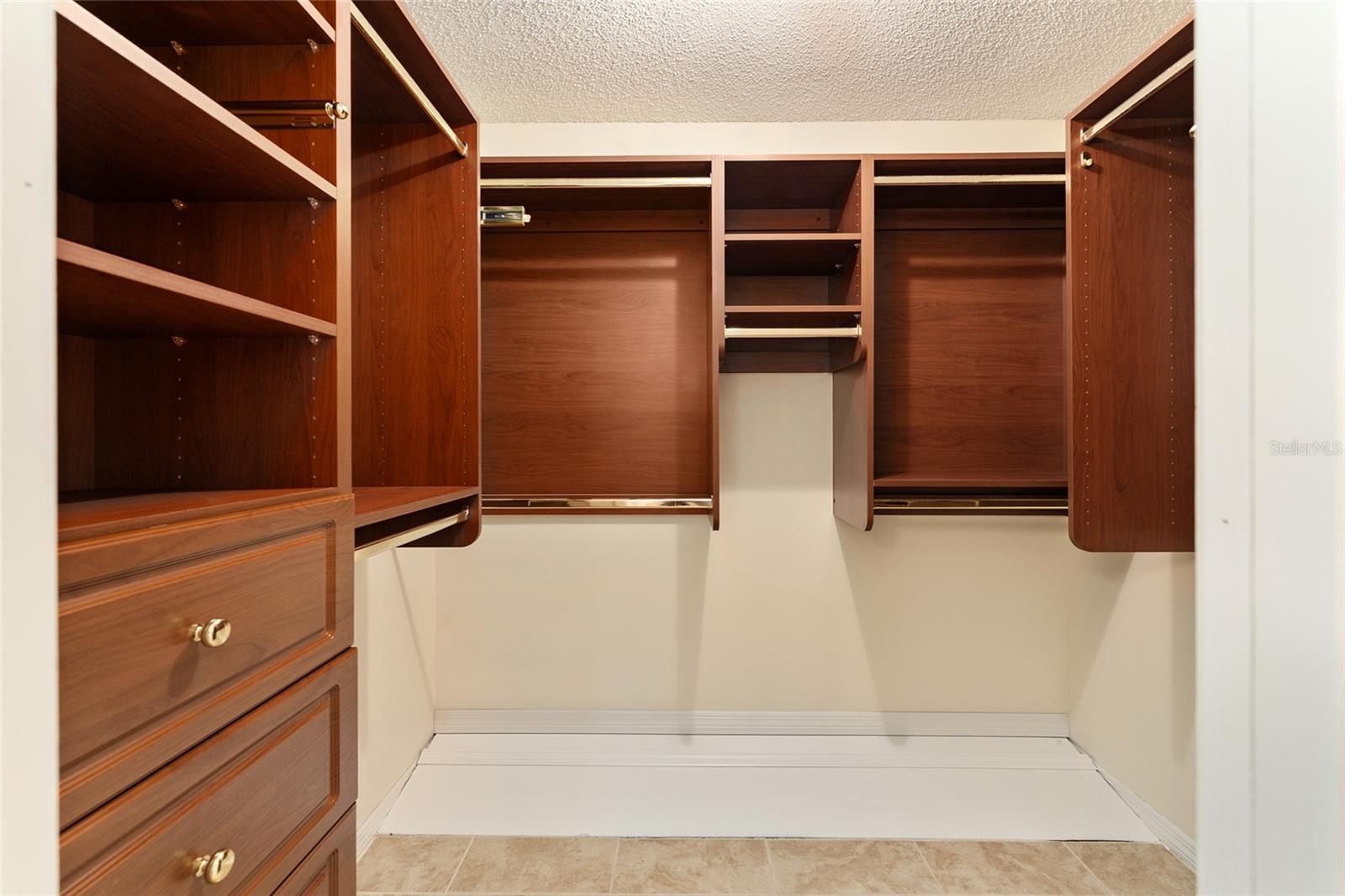 Image 35 of 74 For 290 Queensberry Court