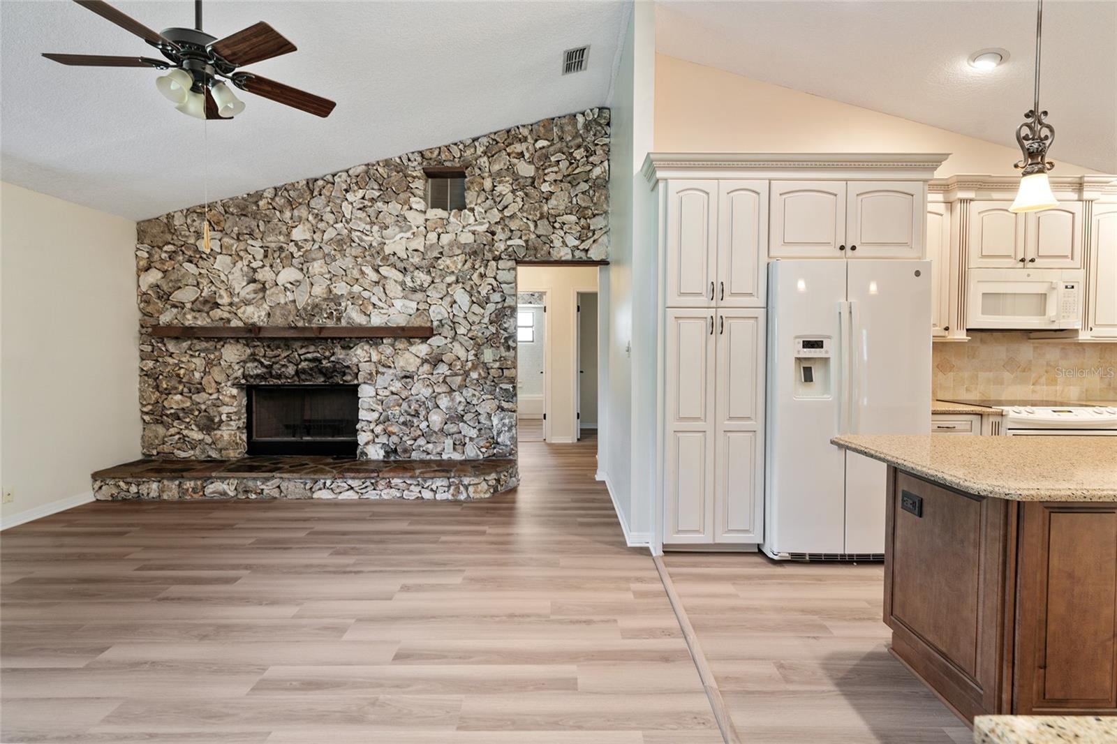 Image 42 of 74 For 290 Queensberry Court