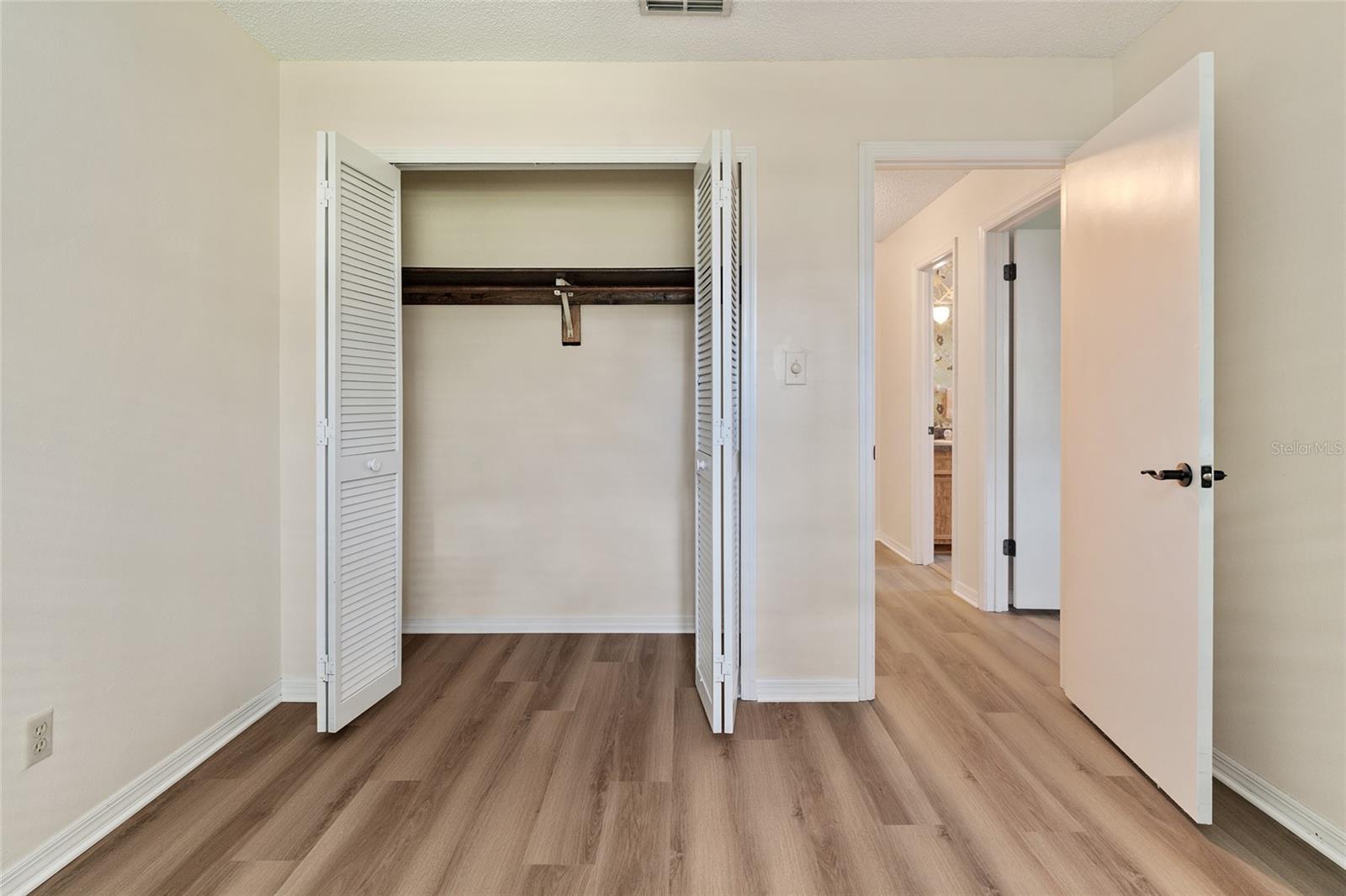 Image 43 of 74 For 290 Queensberry Court