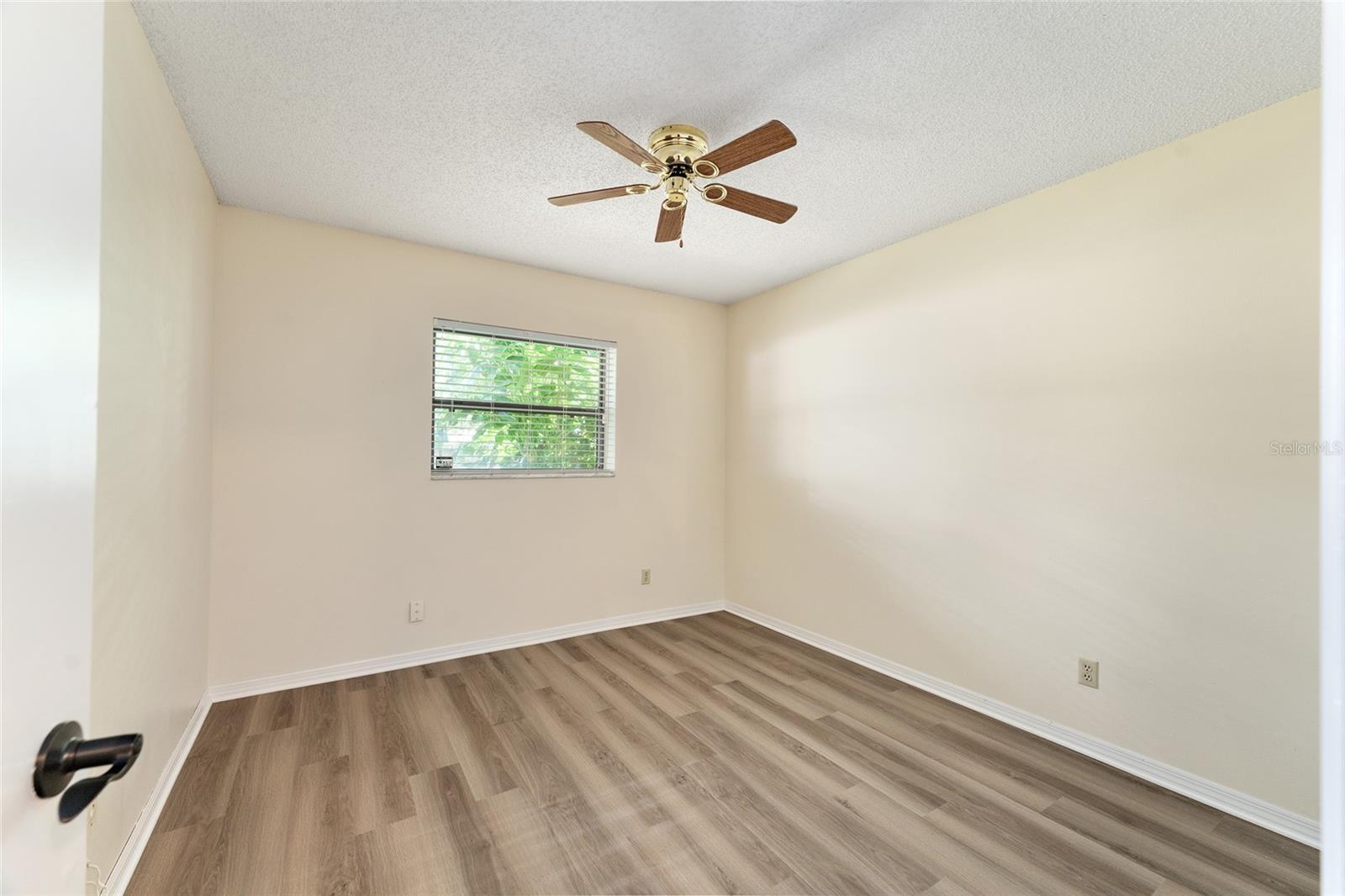 Image 45 of 74 For 290 Queensberry Court