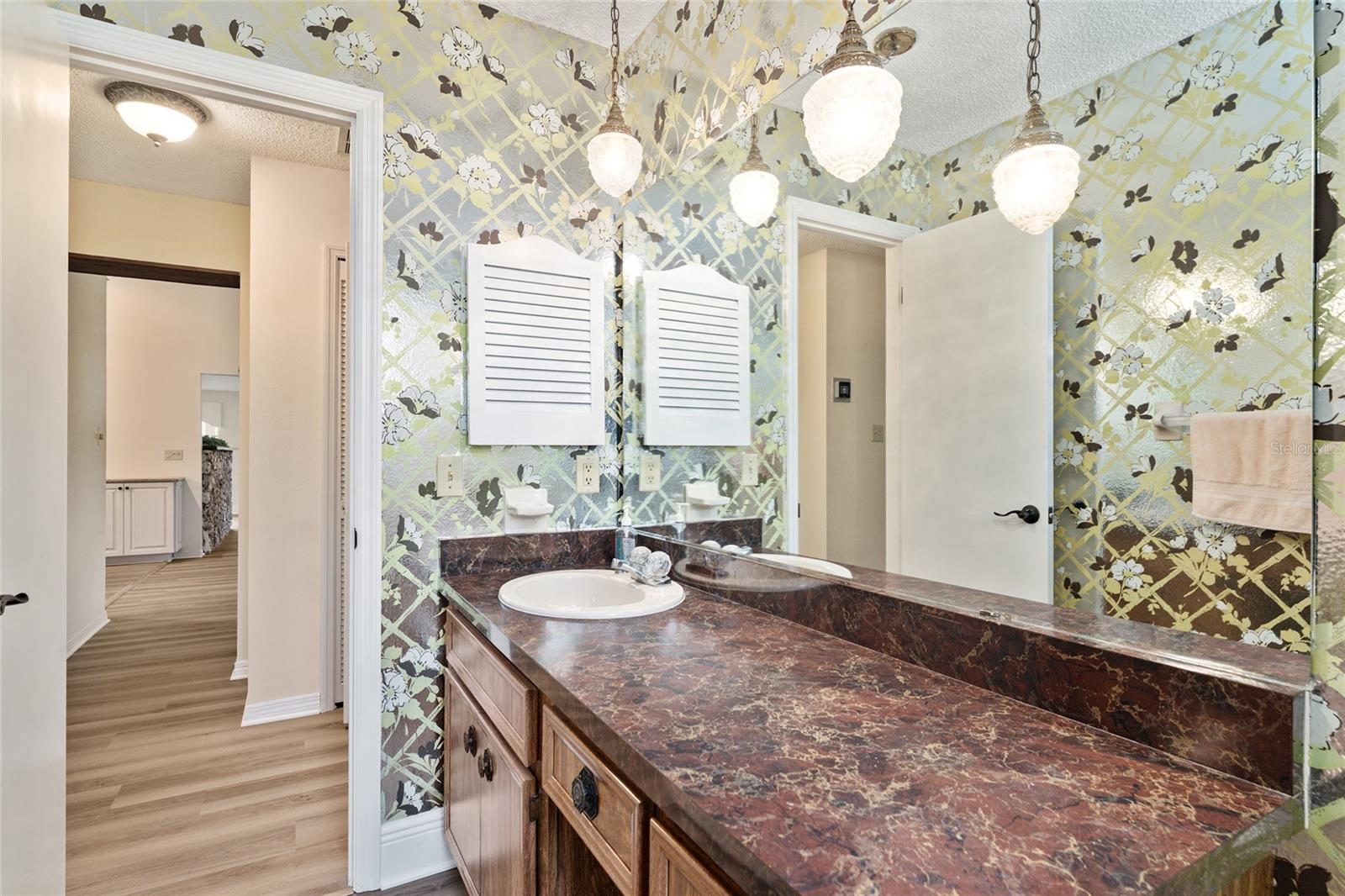 Image 51 of 74 For 290 Queensberry Court