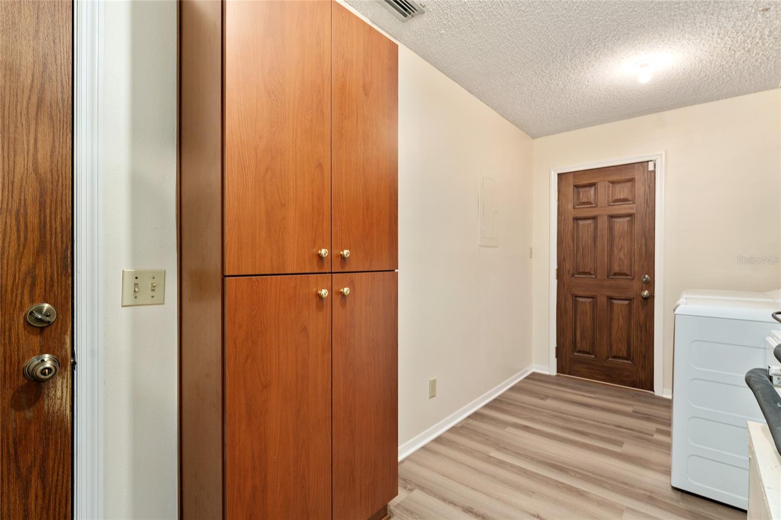 Image 52 of 74 For 290 Queensberry Court