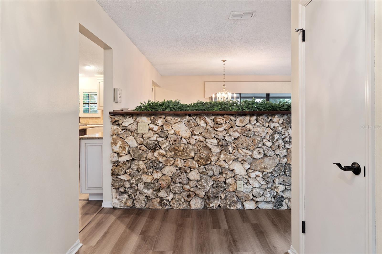 Image 7 of 74 For 290 Queensberry Court