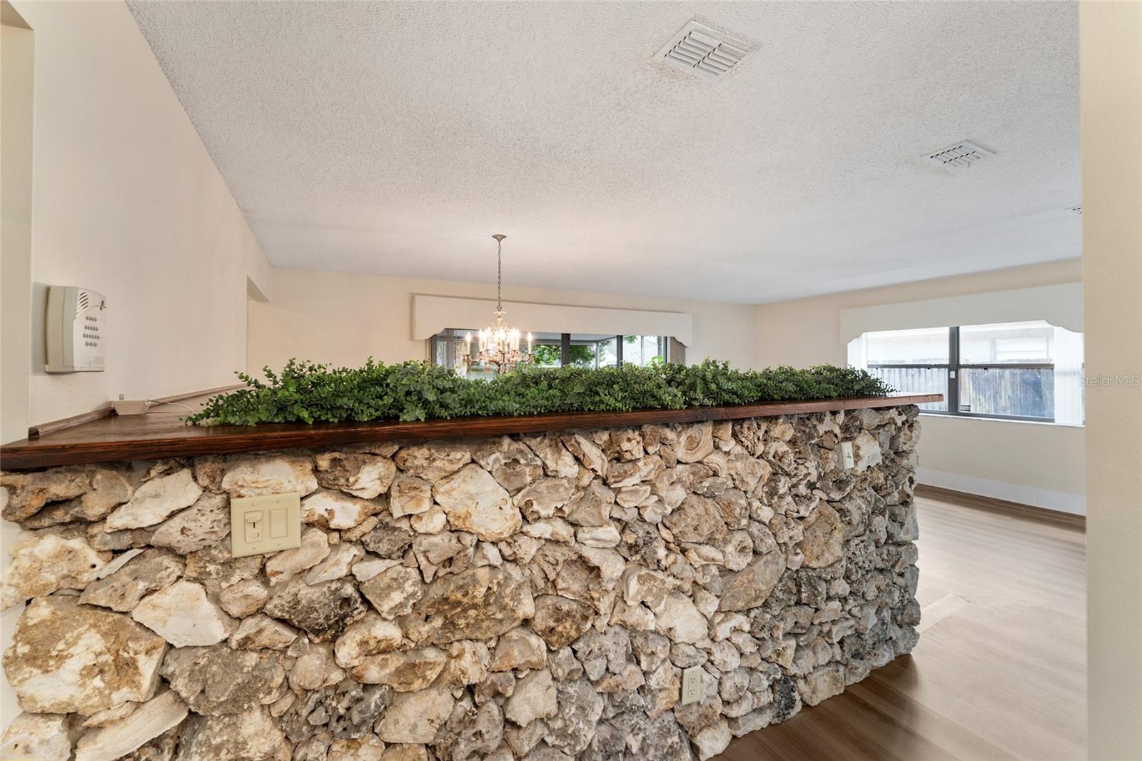 Image 8 of 74 For 290 Queensberry Court