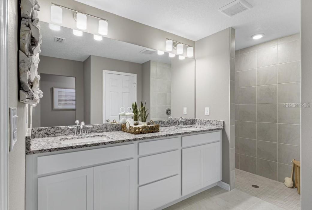 Listing photo id 4 for 6445 Shafton Terrace