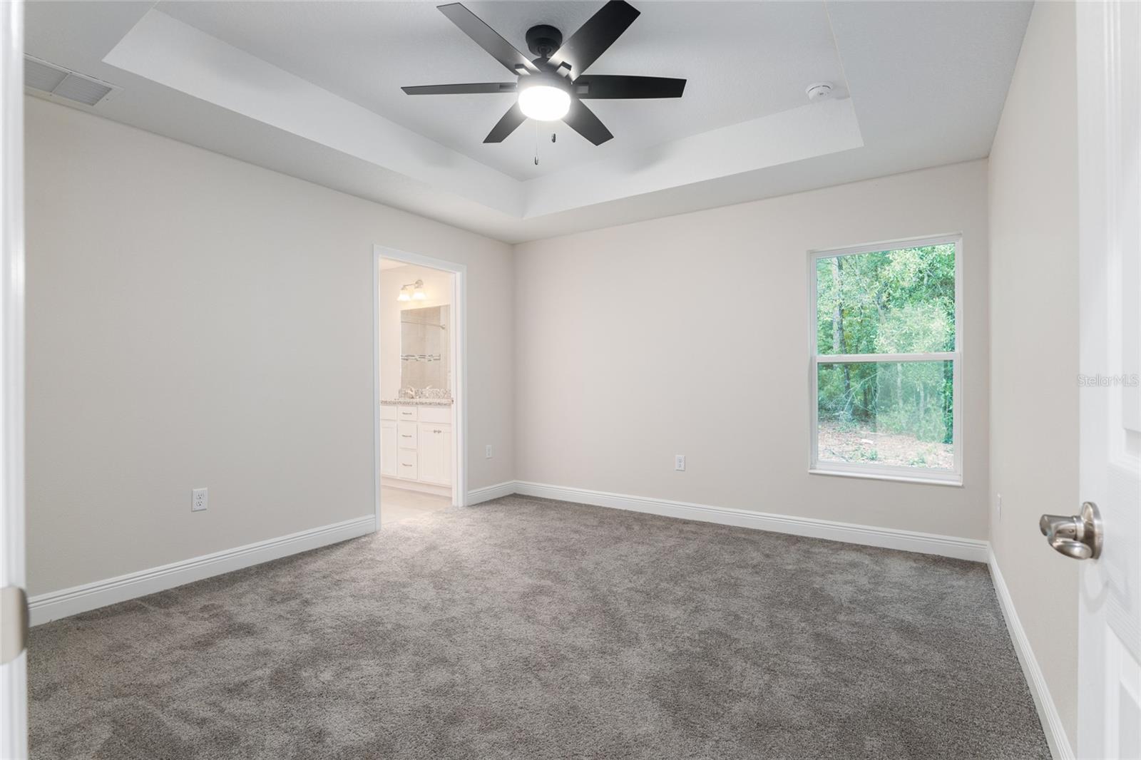 Listing photo id 12 for 2404 Devon Drive
