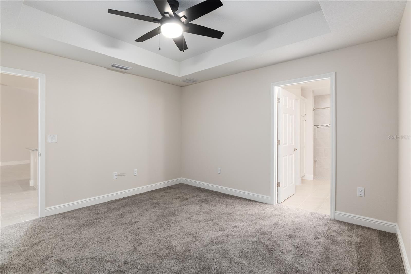 Listing photo id 13 for 2404 Devon Drive