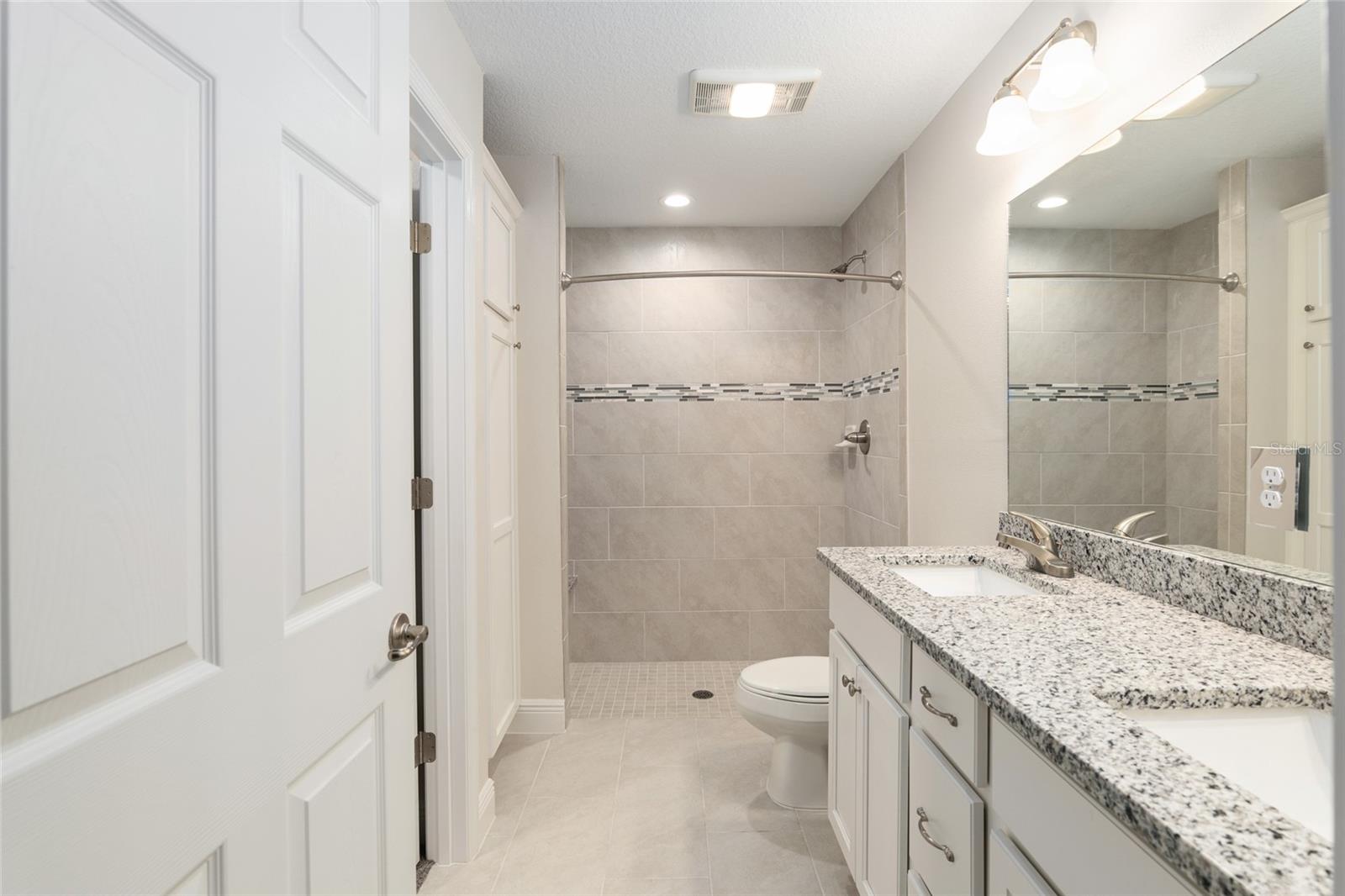 Listing photo id 14 for 2404 Devon Drive