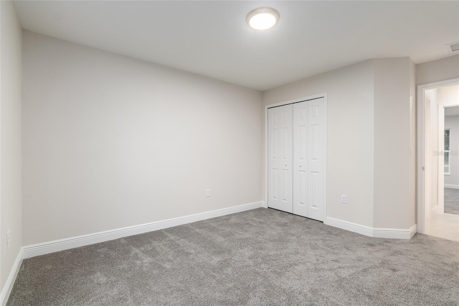 Listing photo id 18 for 2404 Devon Drive