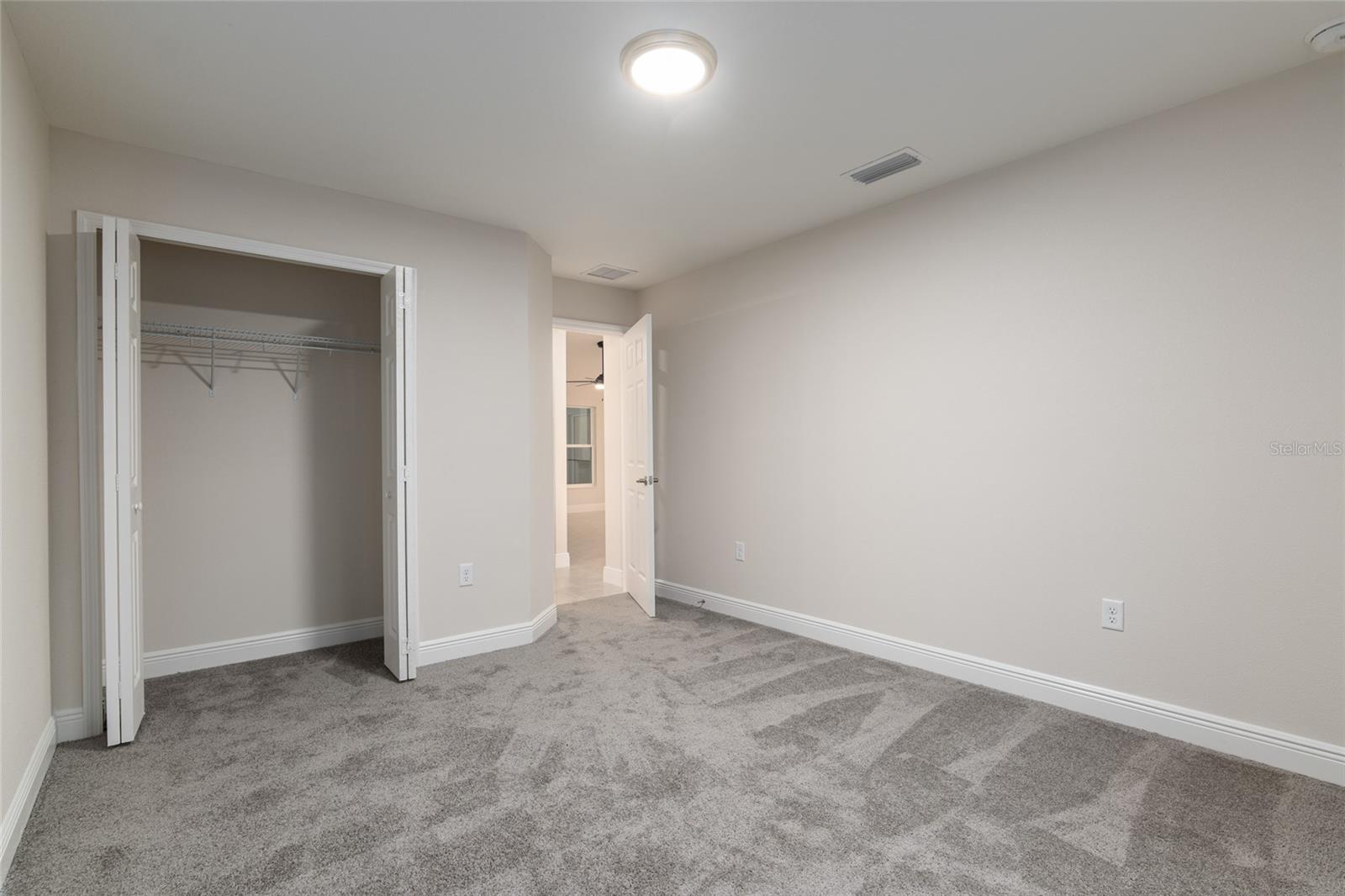 Listing photo id 19 for 2404 Devon Drive