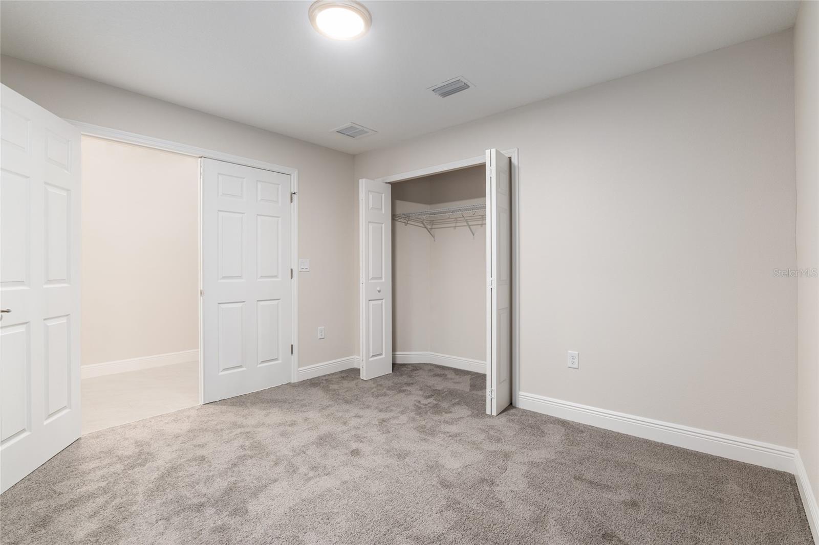 Listing photo id 2 for 2404 Devon Drive