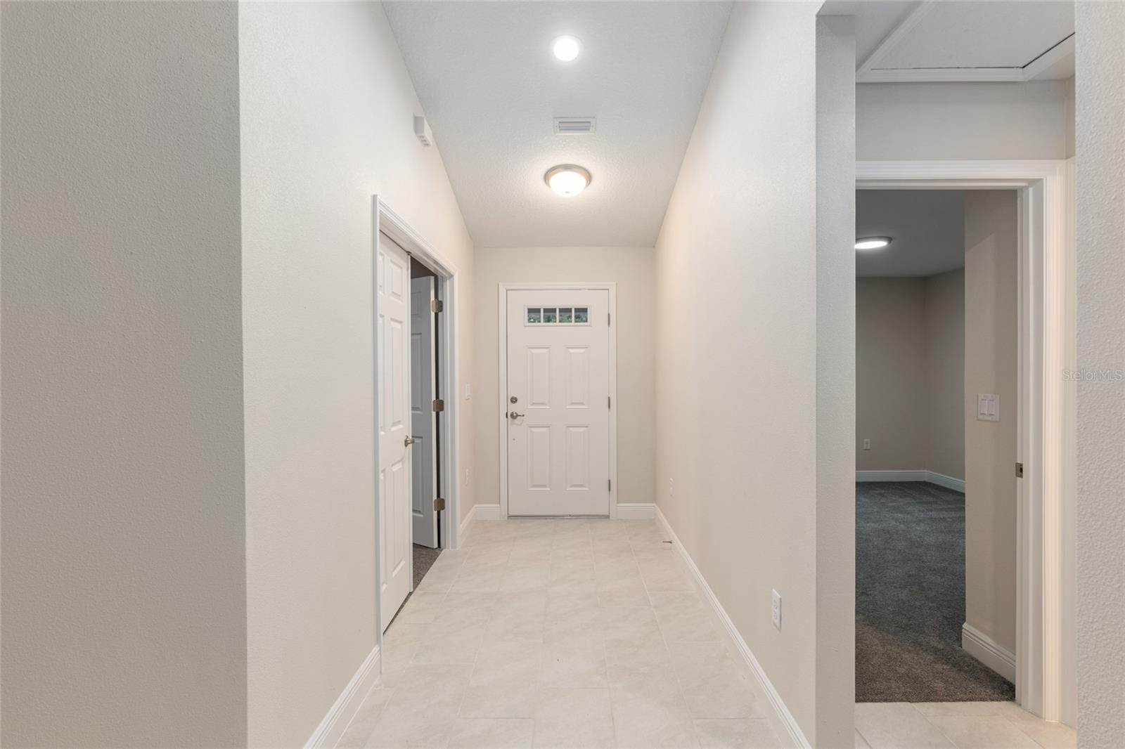 Listing photo id 3 for 2404 Devon Drive