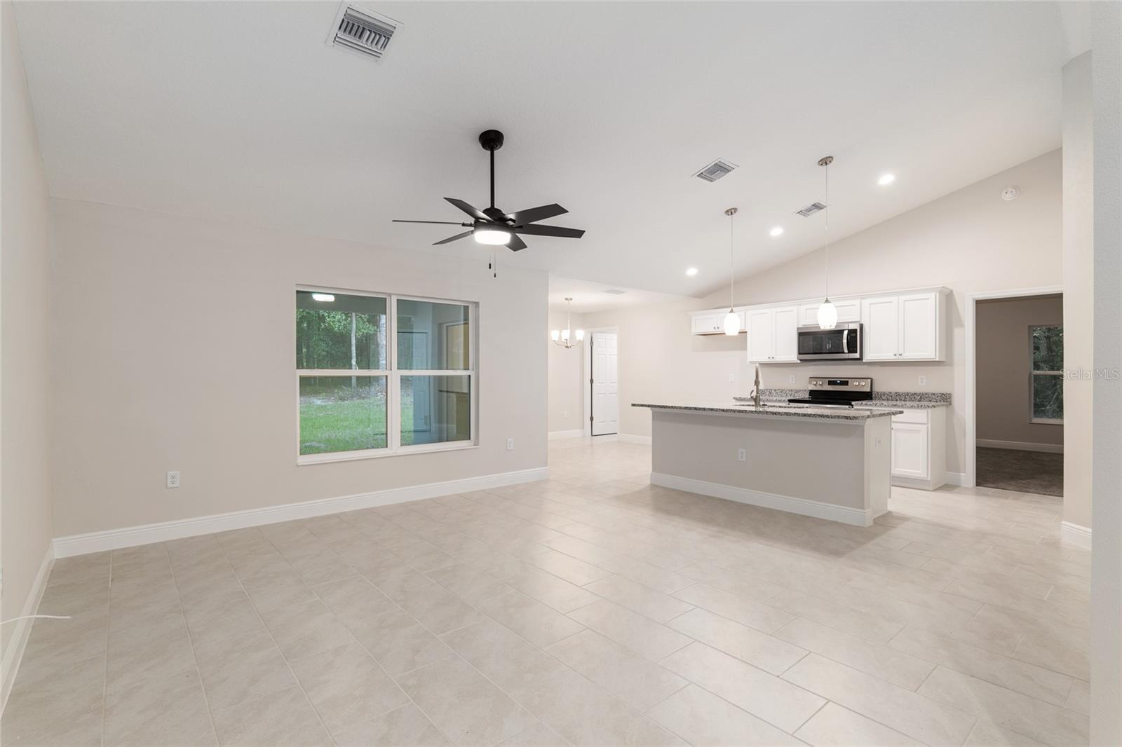 Listing photo id 5 for 2404 Devon Drive