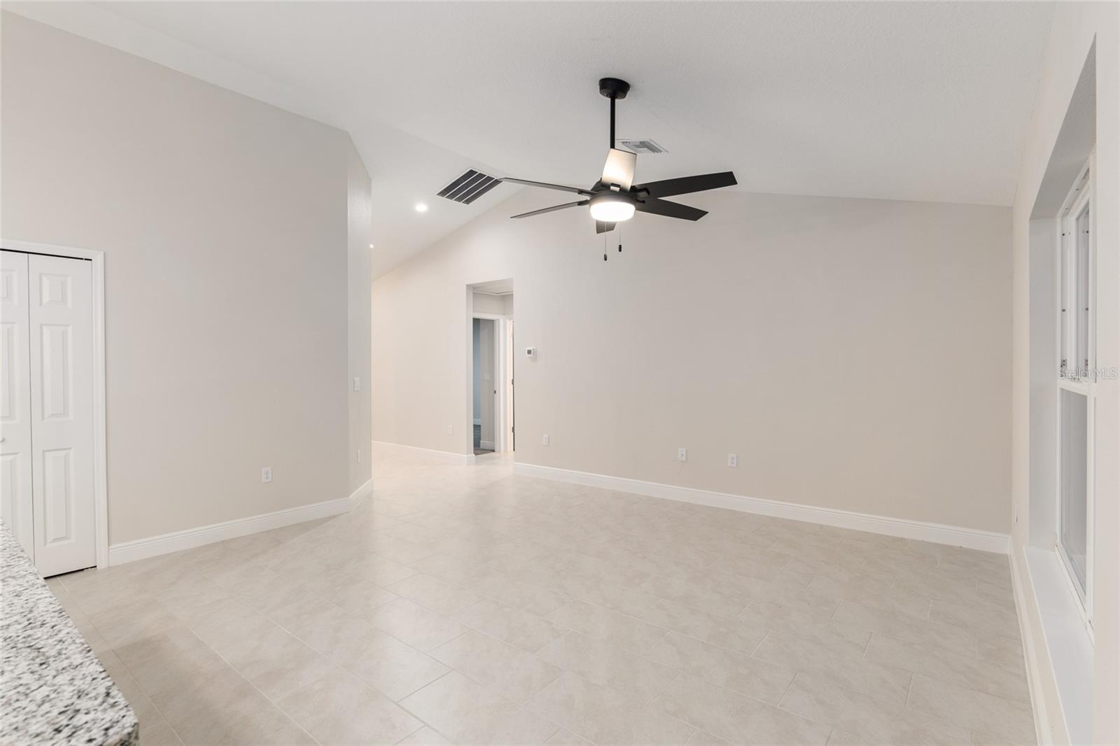 Listing photo id 7 for 2404 Devon Drive