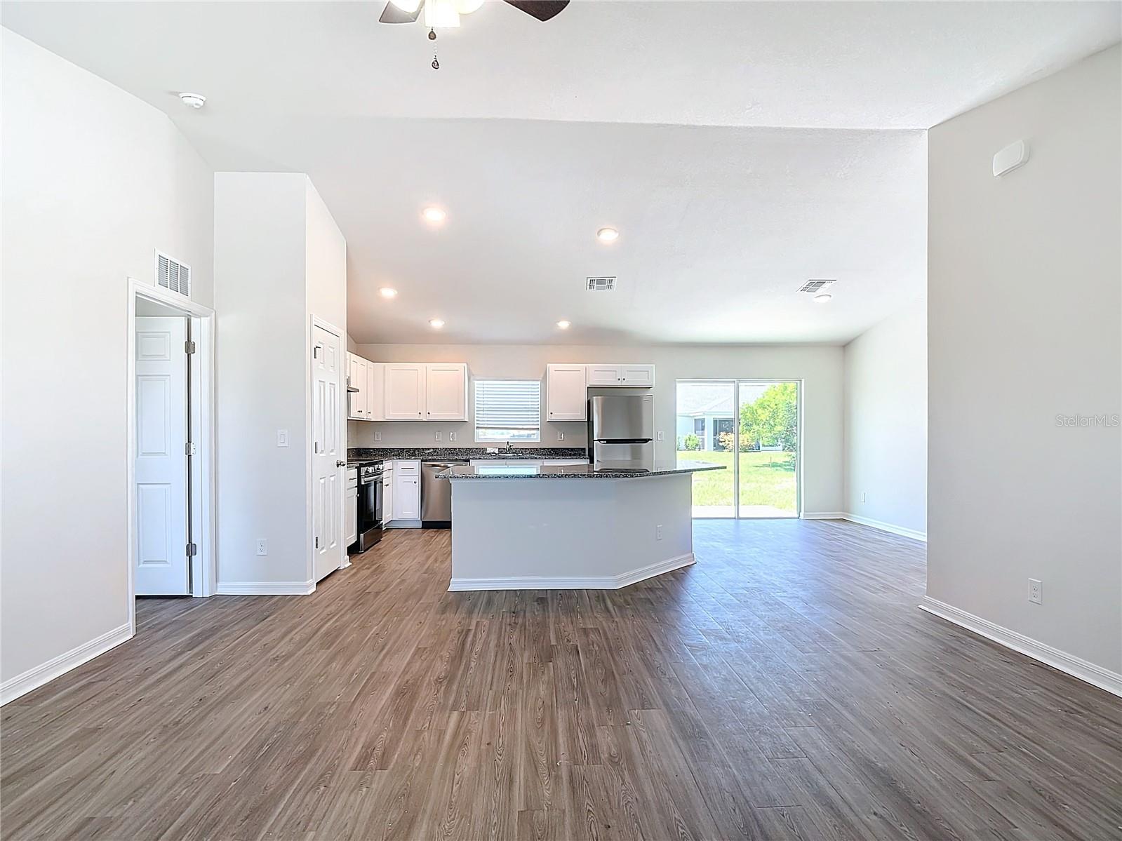 Image 3 of 34 For 22 Tropicana Parkway W