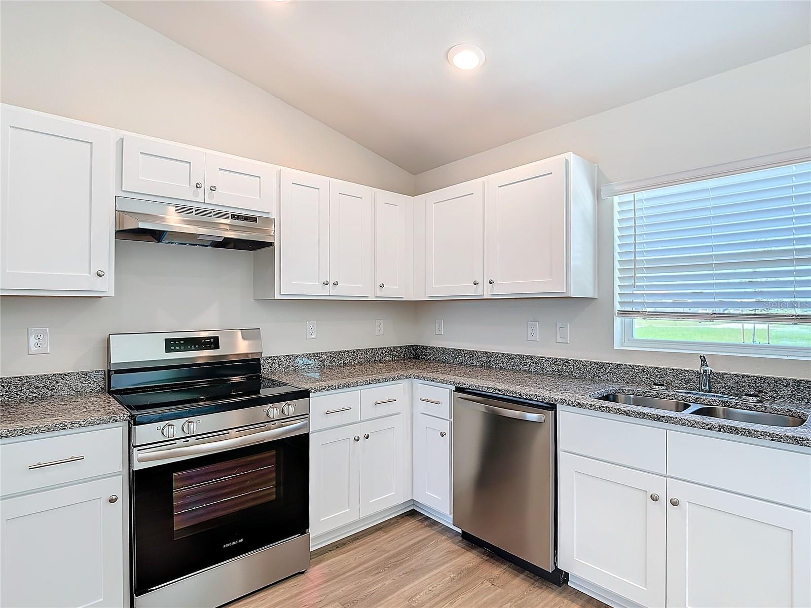 Image 7 of 34 For 22 Tropicana Parkway W