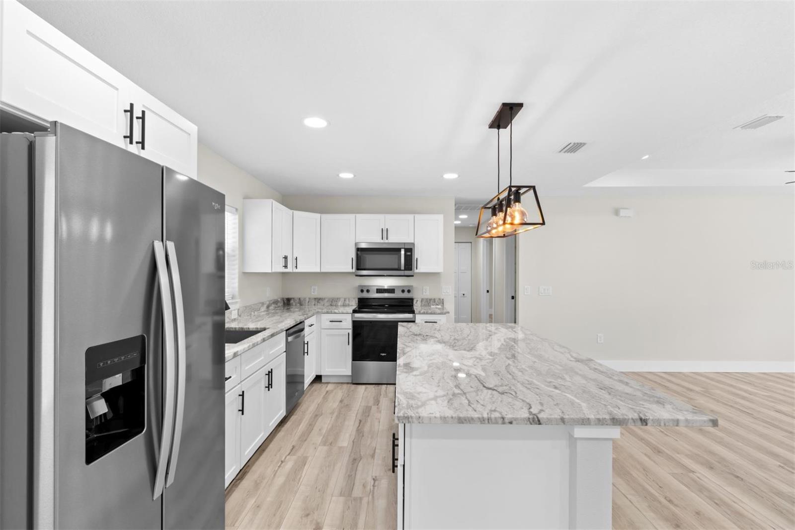 Listing photo id 9 for 2828 Celina Street