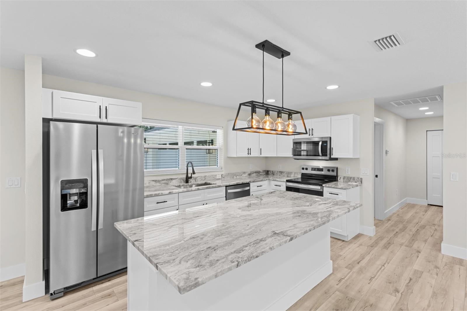Listing photo id 10 for 2828 Celina Street