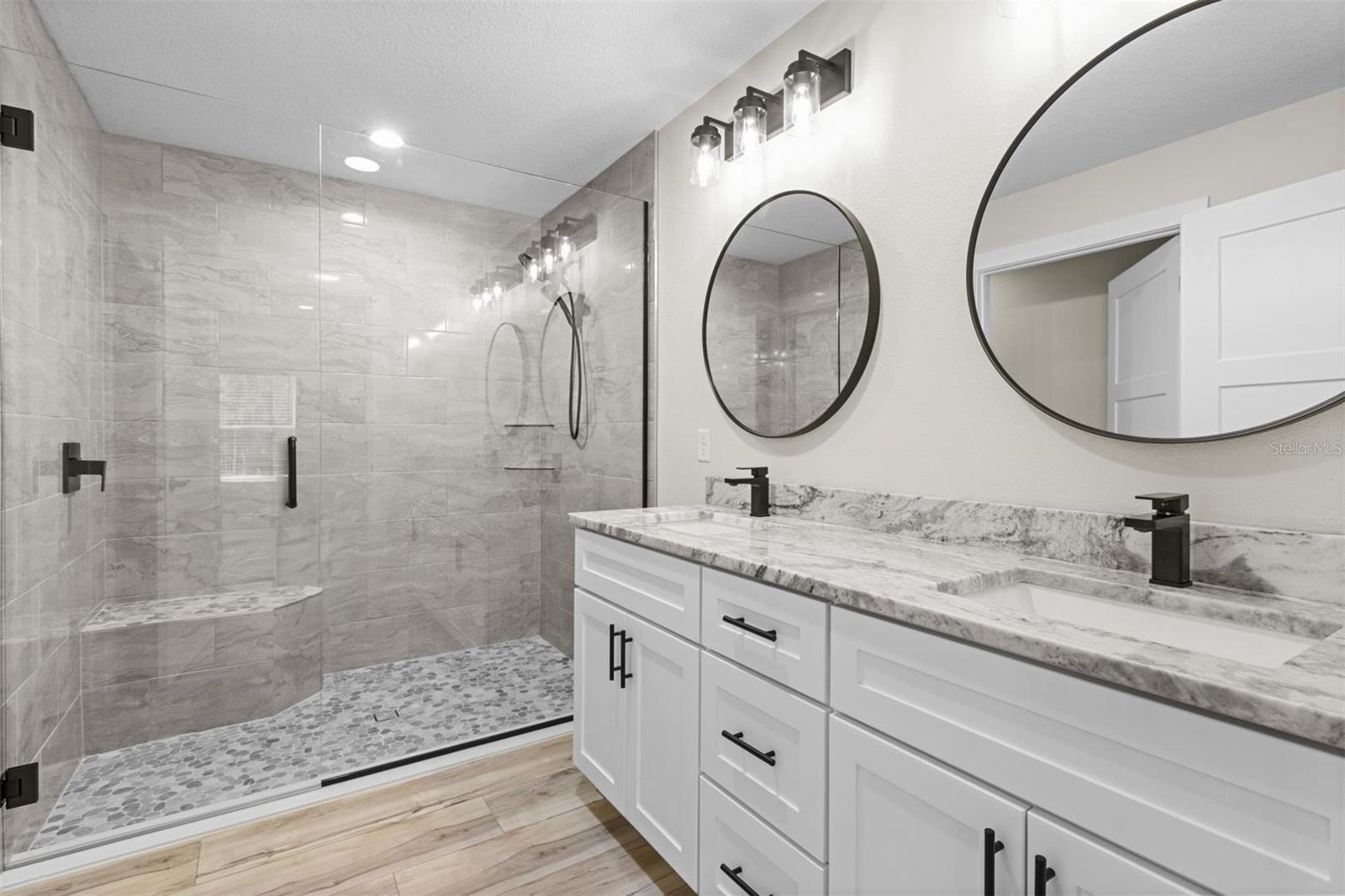 Listing photo id 14 for 2828 Celina Street