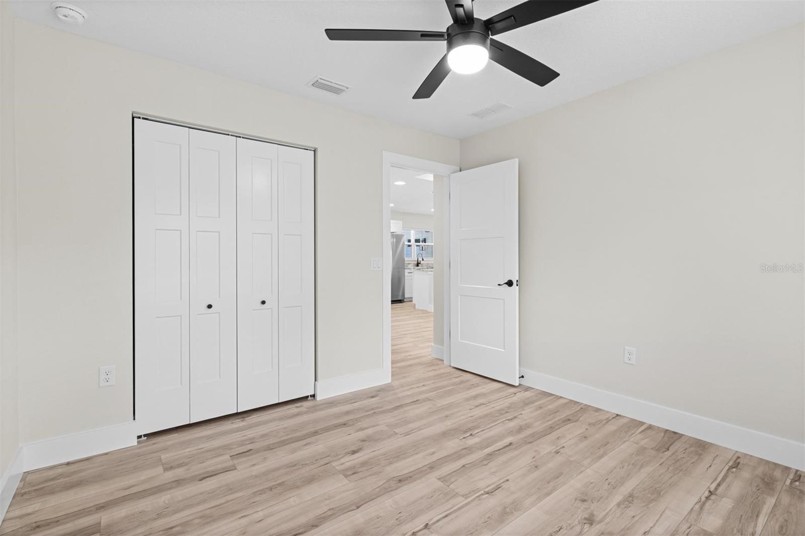 Listing photo id 21 for 2828 Celina Street