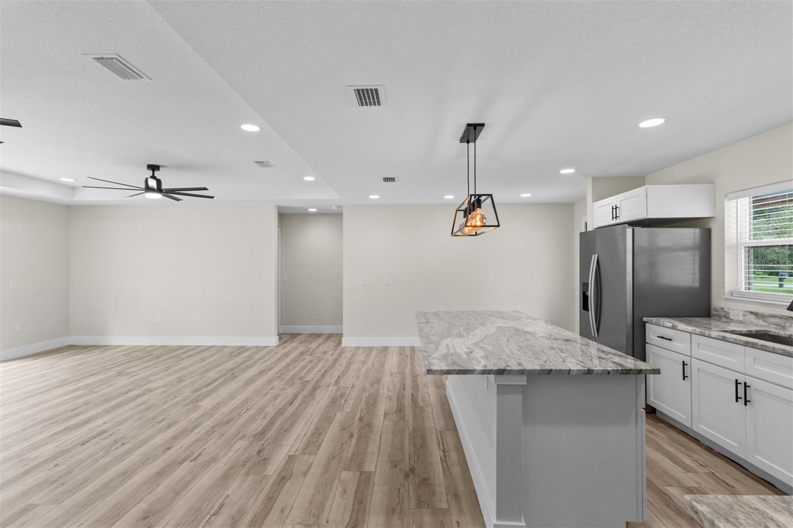 Listing photo id 5 for 2828 Celina Street