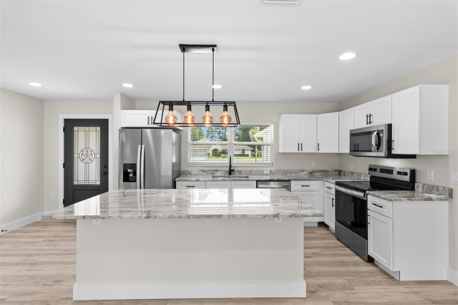 Listing photo id 6 for 2828 Celina Street