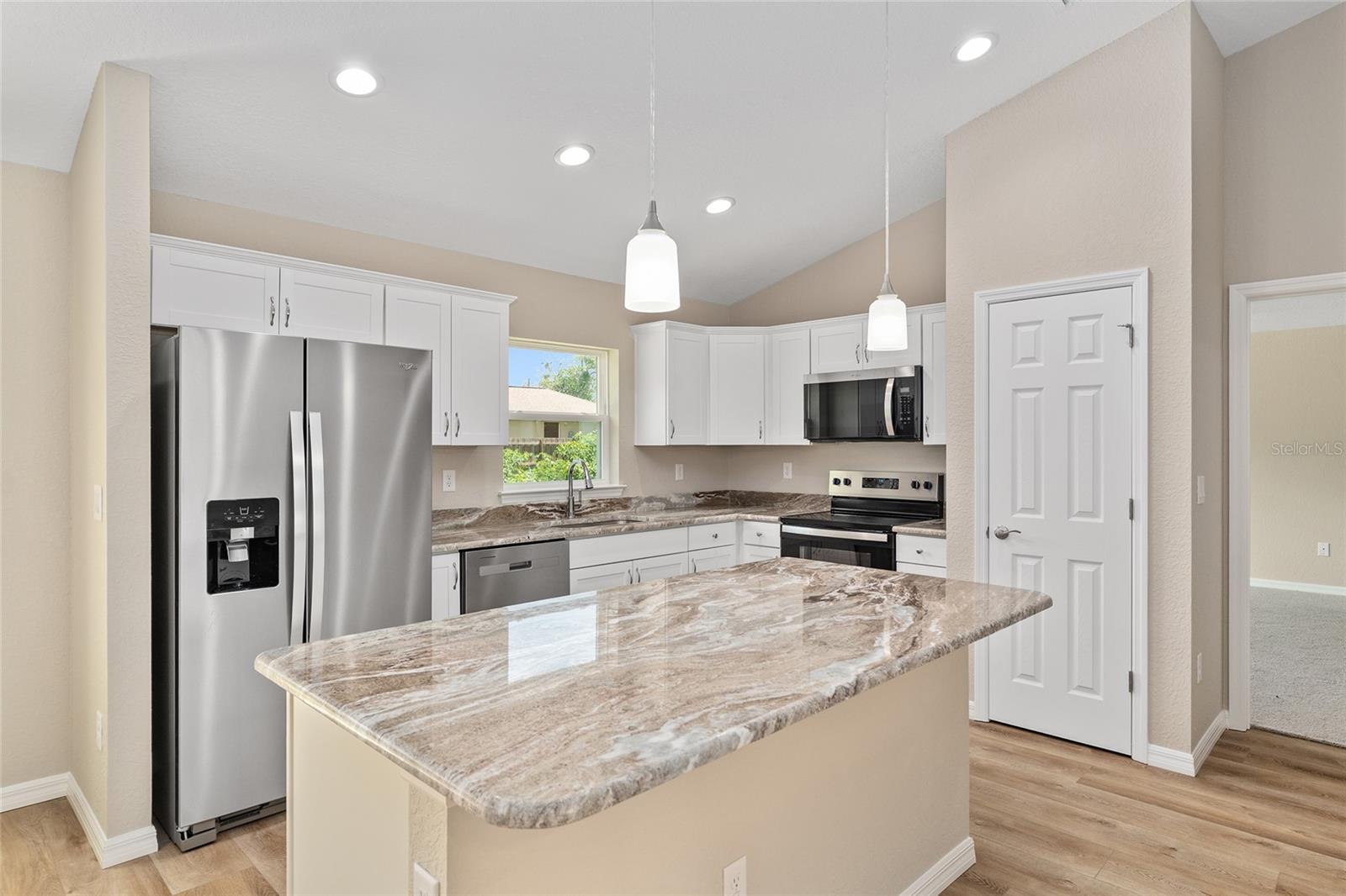 Listing photo id 5 for 7153 Everest Terrace