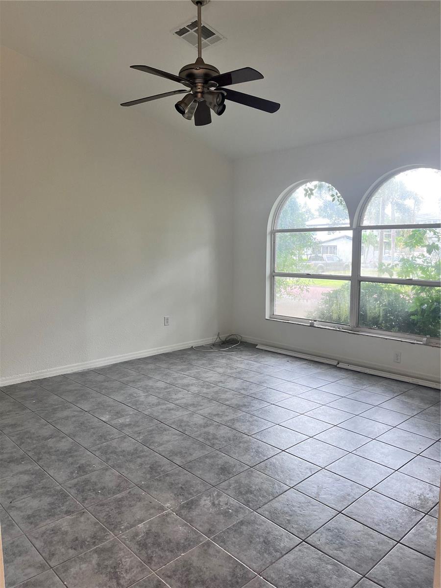 Image 5 of 6 For 895 41st Avenue N