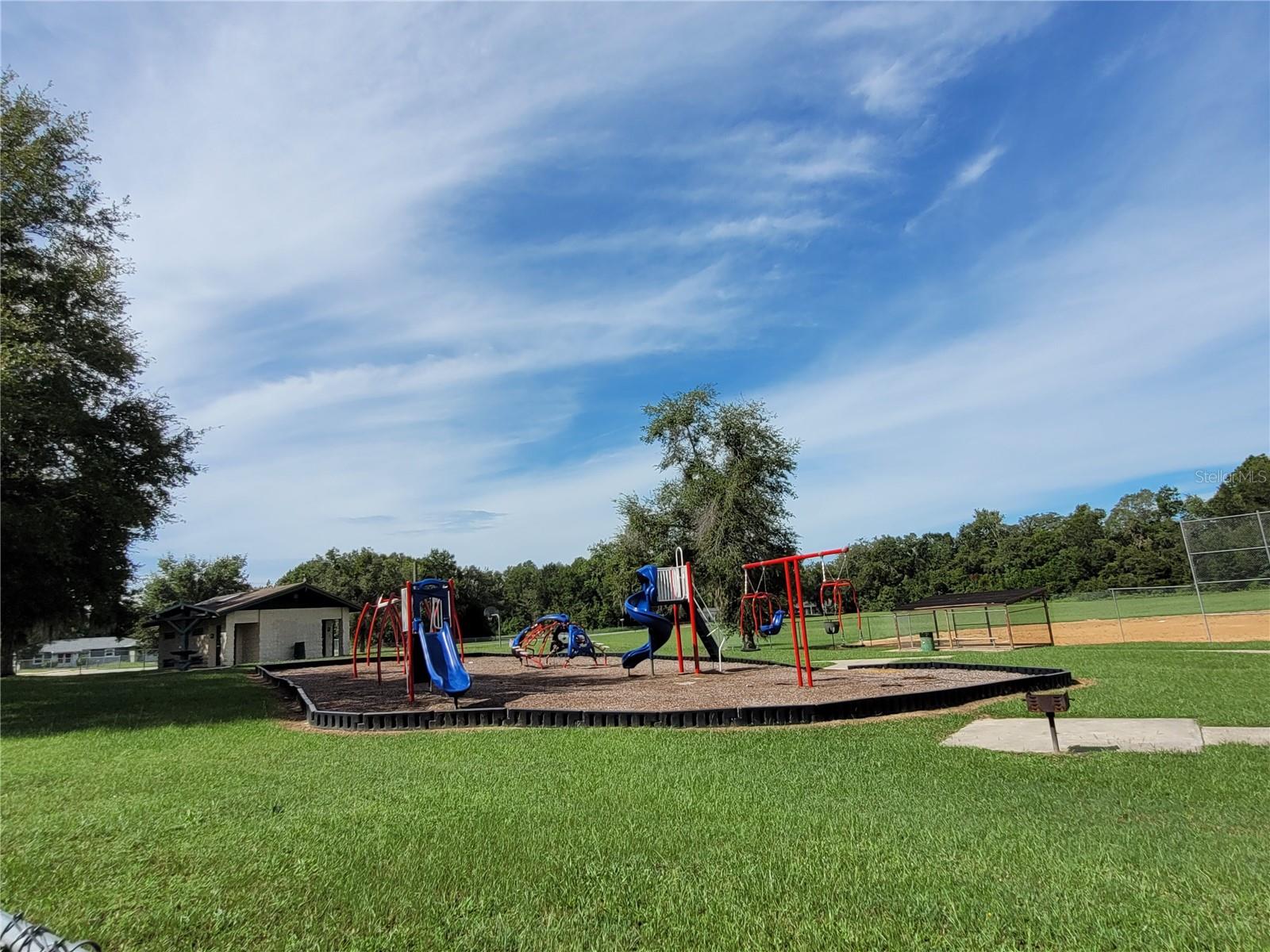 Listing photo id 13 for 8960 Farrington Drive