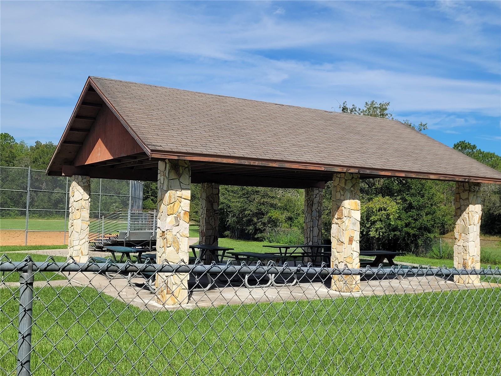 Listing photo id 14 for 8960 Farrington Drive