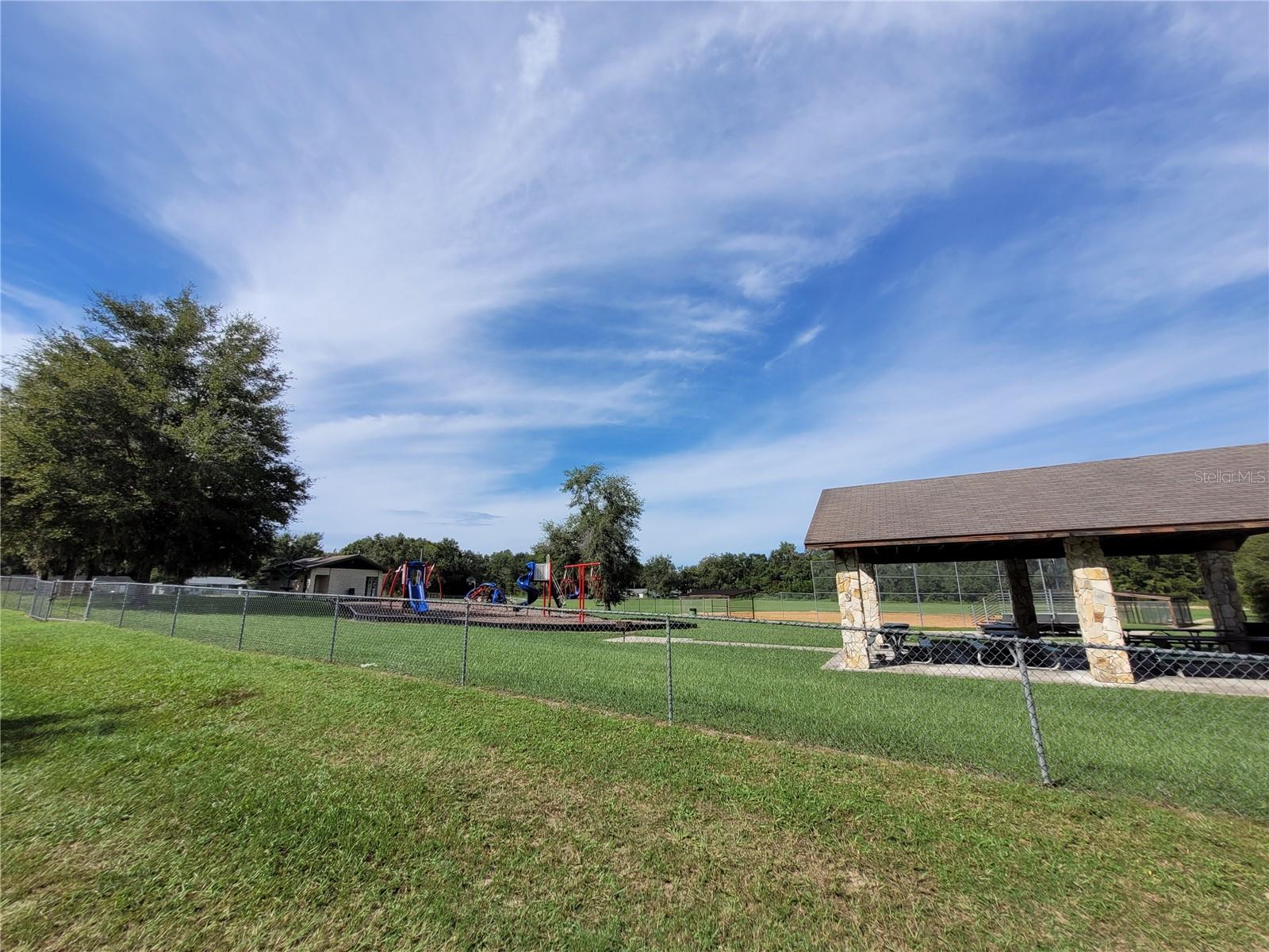Listing photo id 15 for 8960 Farrington Drive