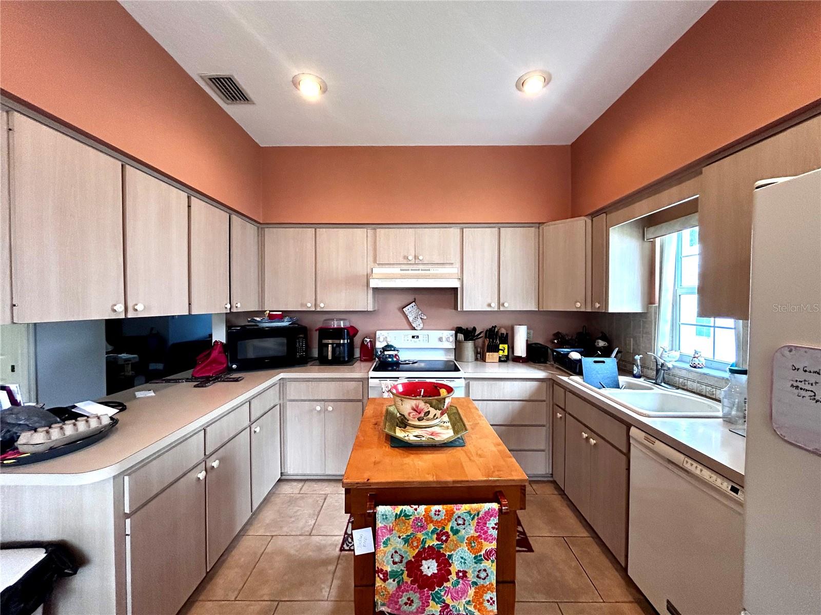 Listing photo id 9 for 6699 Kingsbury Lane