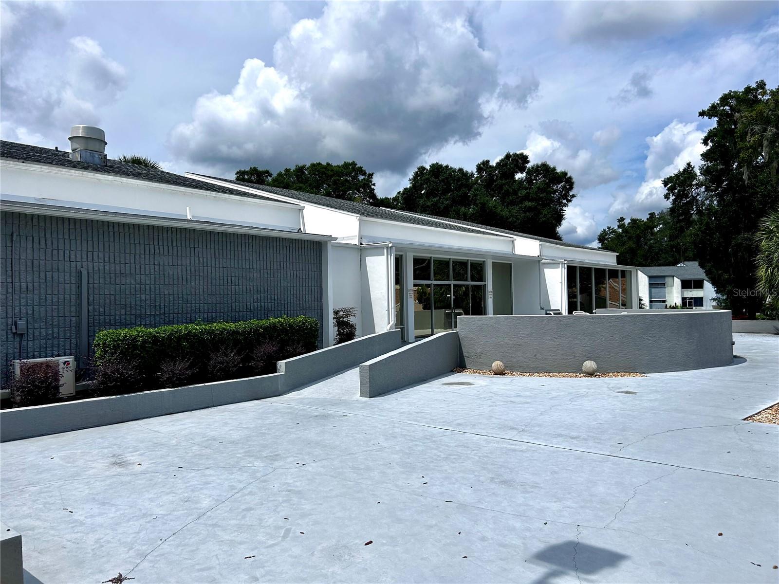 Listing photo id 25 for 6699 Kingsbury Lane