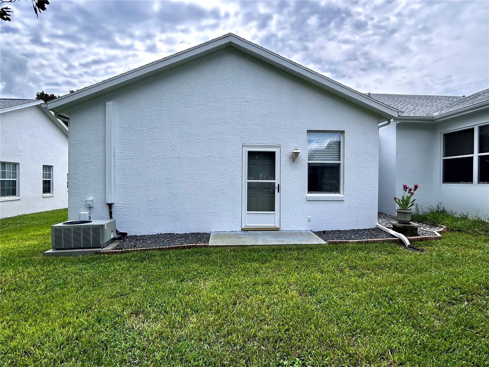 Listing photo id 4 for 6699 Kingsbury Lane