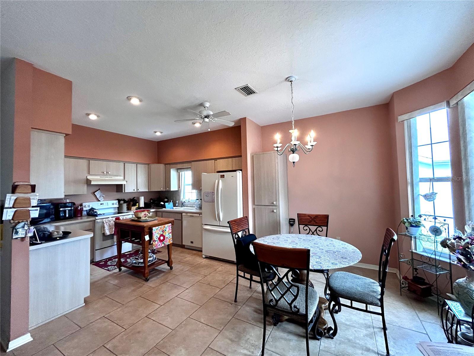Listing photo id 5 for 6699 Kingsbury Lane