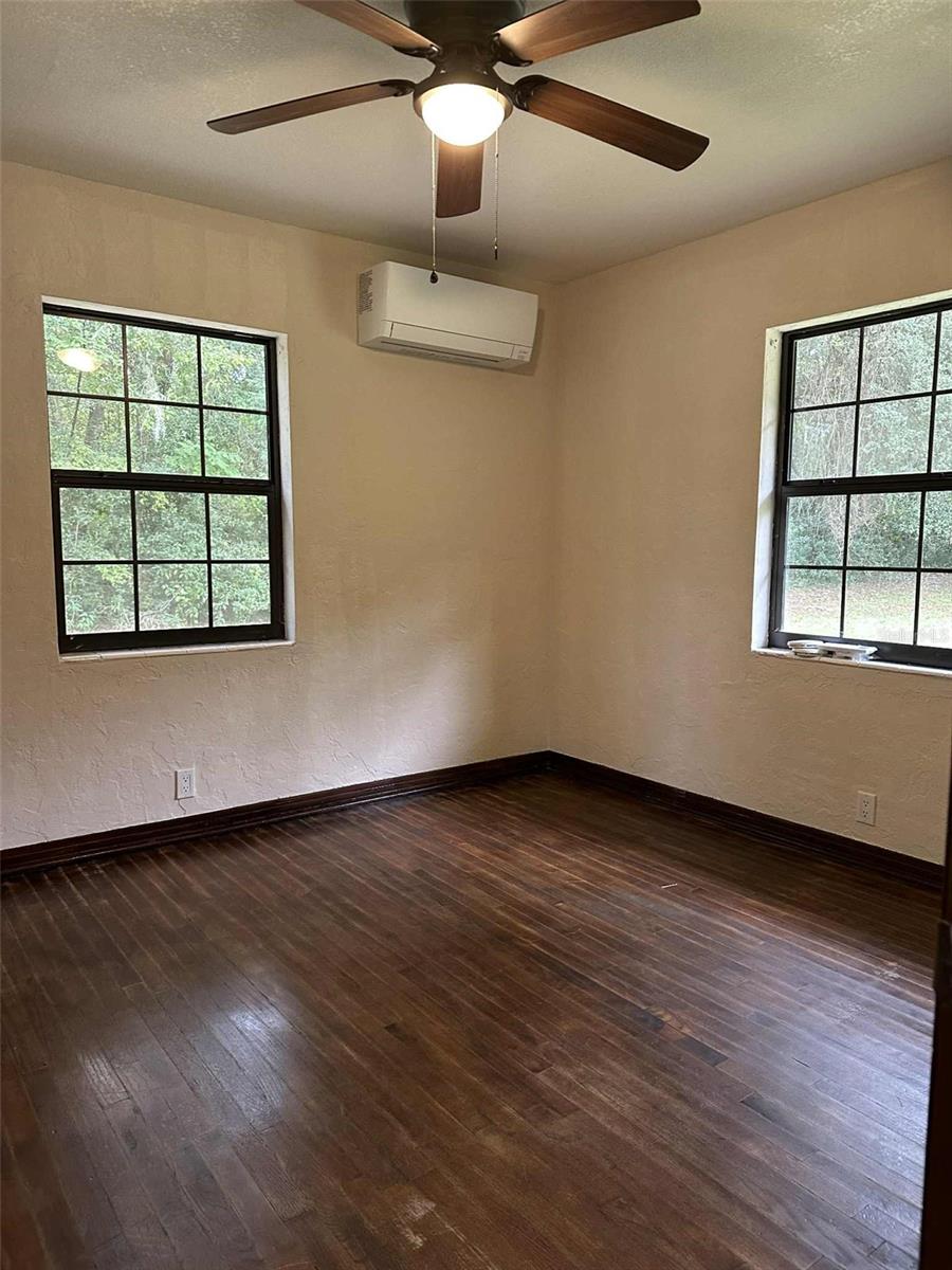 Image 21 of 26 For 208 26th Street